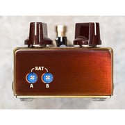 Vemuram Las Lunas distortion pedal, top view showing Level, Gain, Bass, Tone and Treble knobs